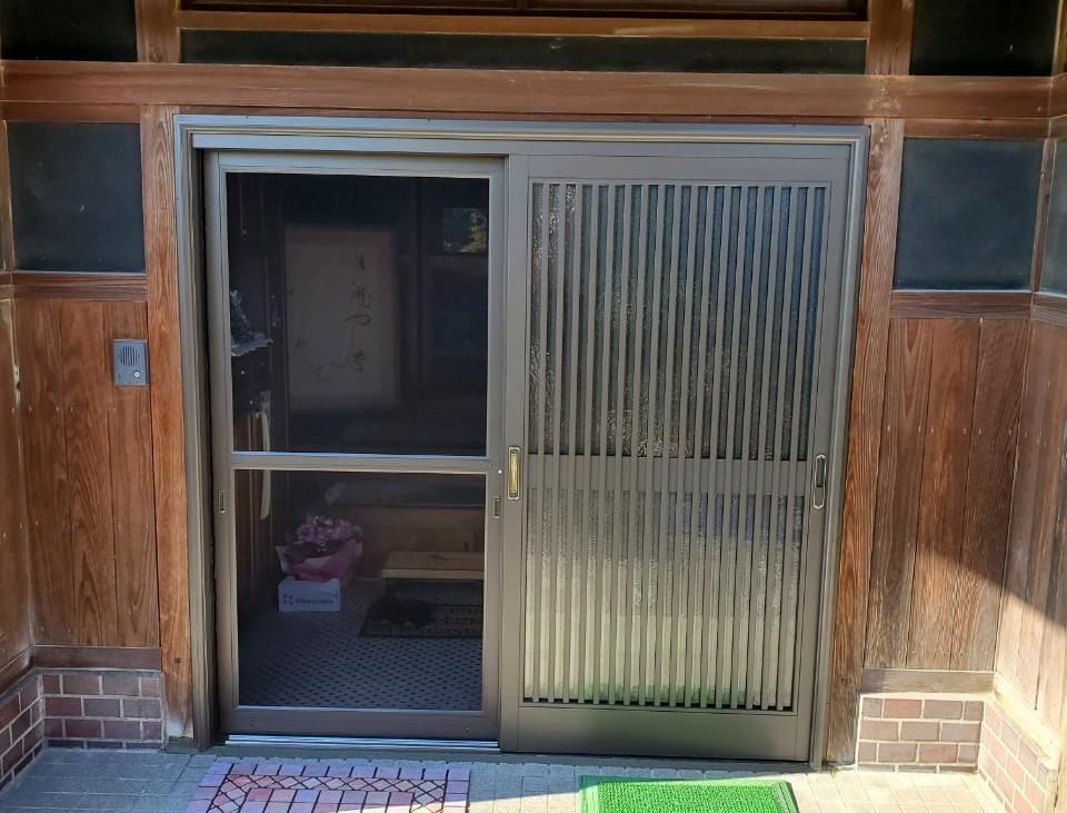 石鎚住器の玄関引き戸　取り替え工事の施工後の写真2