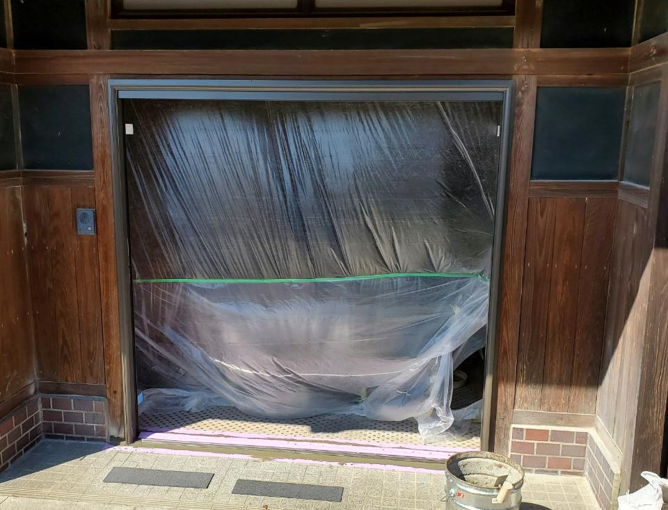 石鎚住器の玄関引き戸　取り替え工事の施工前の写真2