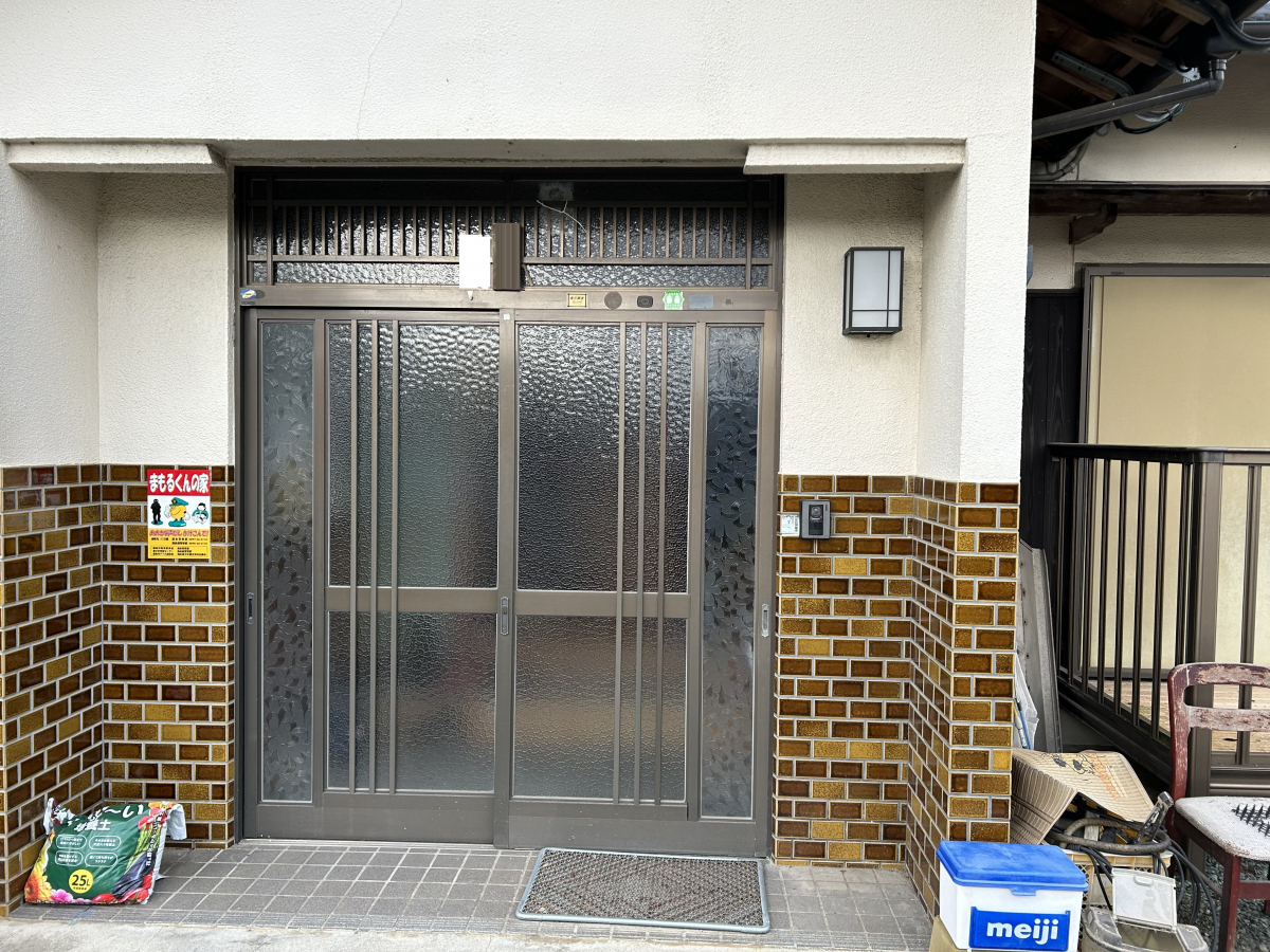石鎚住器のリシェント玄関引き戸の施工前の写真1