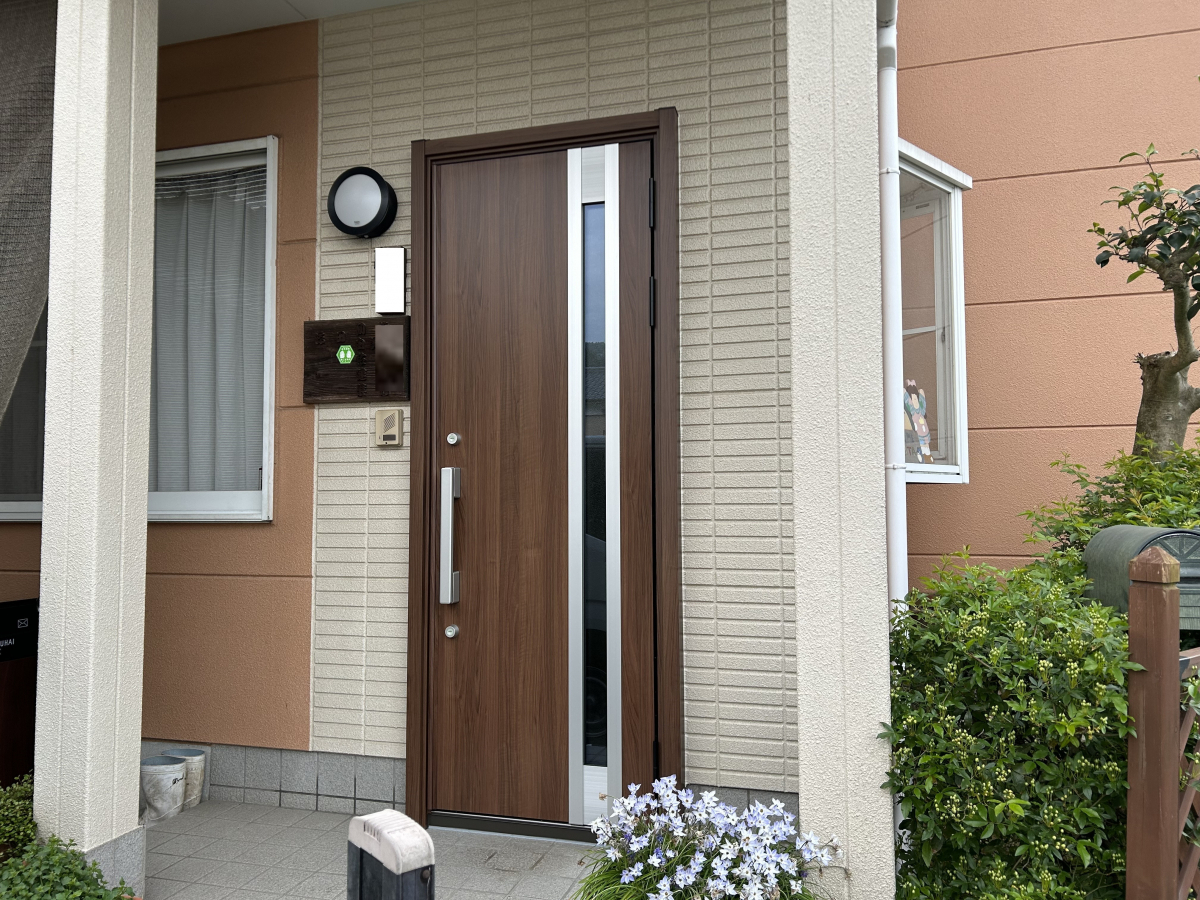 石鎚住器の玄関ドア交換リシェントの施工後の写真1