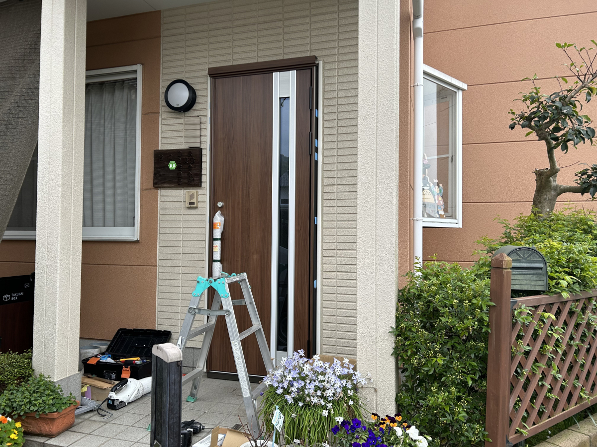 石鎚住器の玄関ドア交換リシェントの施工後の写真2