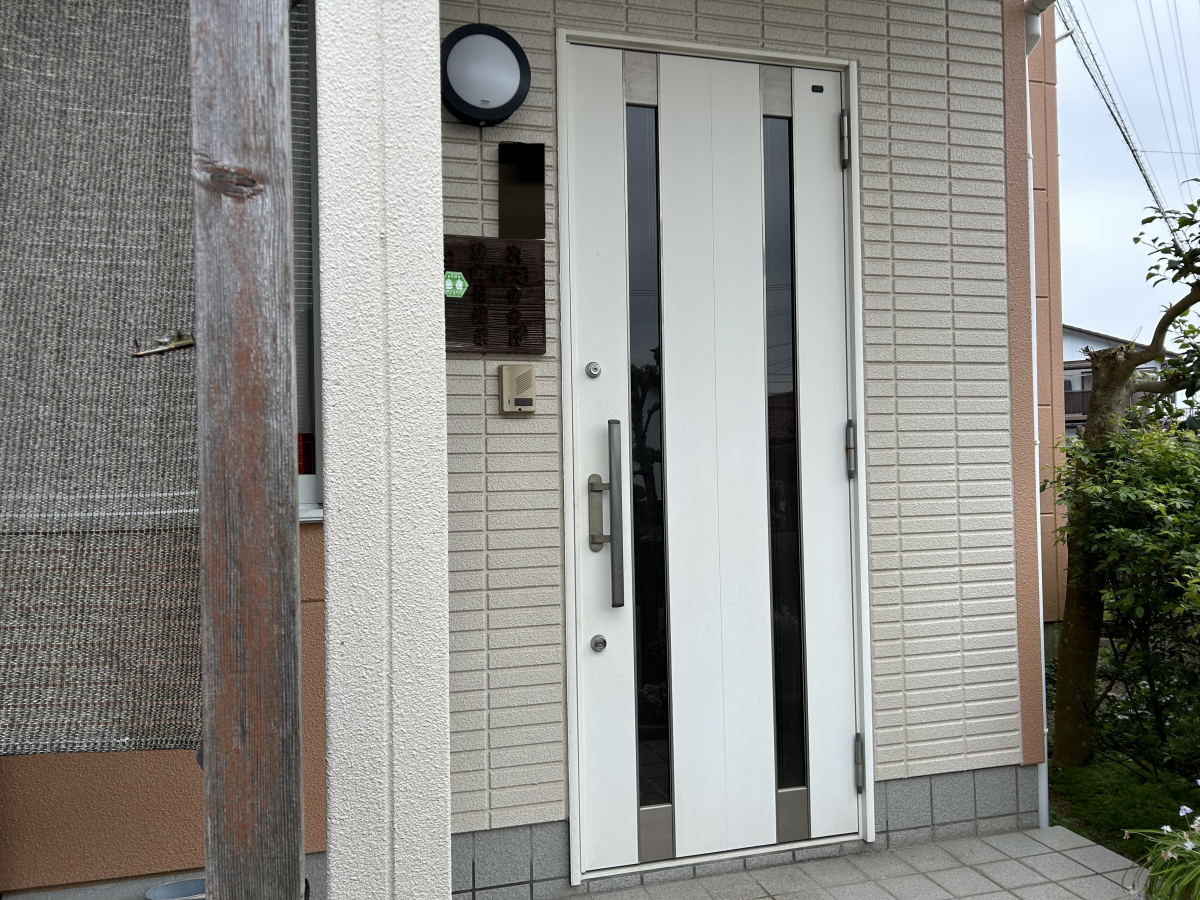 石鎚住器の玄関ドア交換リシェントの施工前の写真2