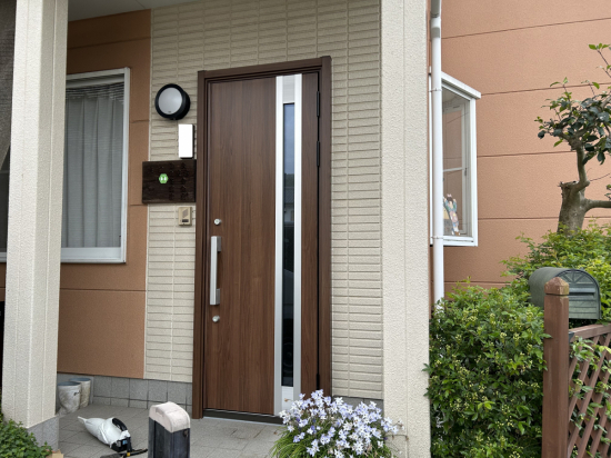 石鎚住器の玄関ドア交換リシェント施工事例写真1