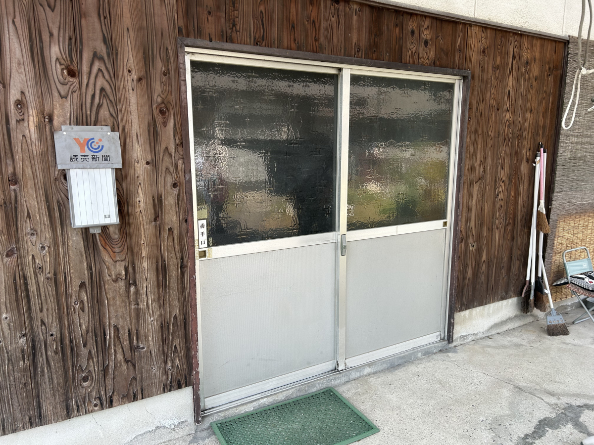 石鎚住器の店舗引き戸の施工前の写真1