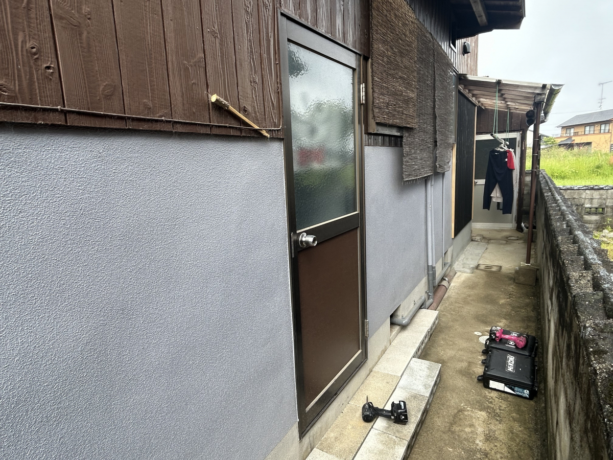 石鎚住器のリシェント勝手口ドアの施工前の写真1
