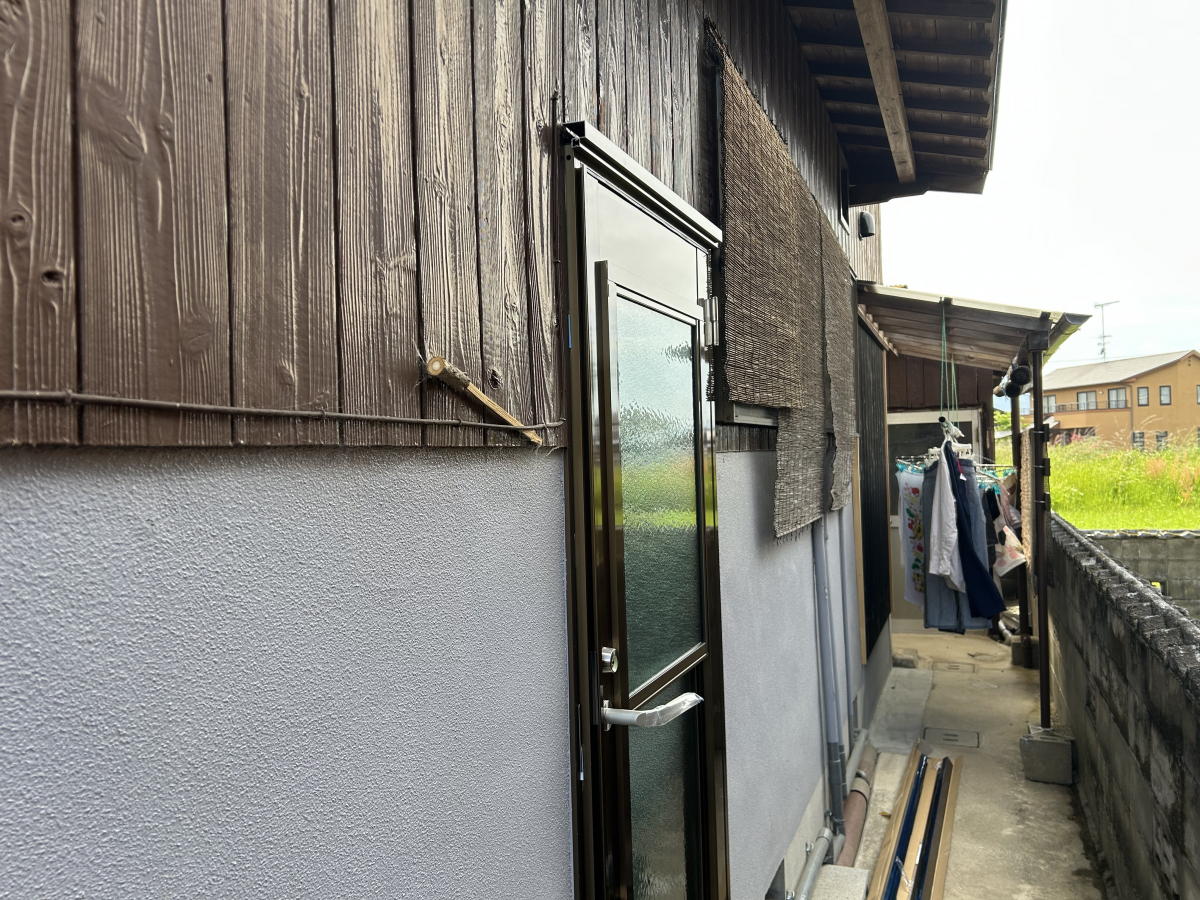 石鎚住器のリシェント勝手口ドアの施工前の写真2