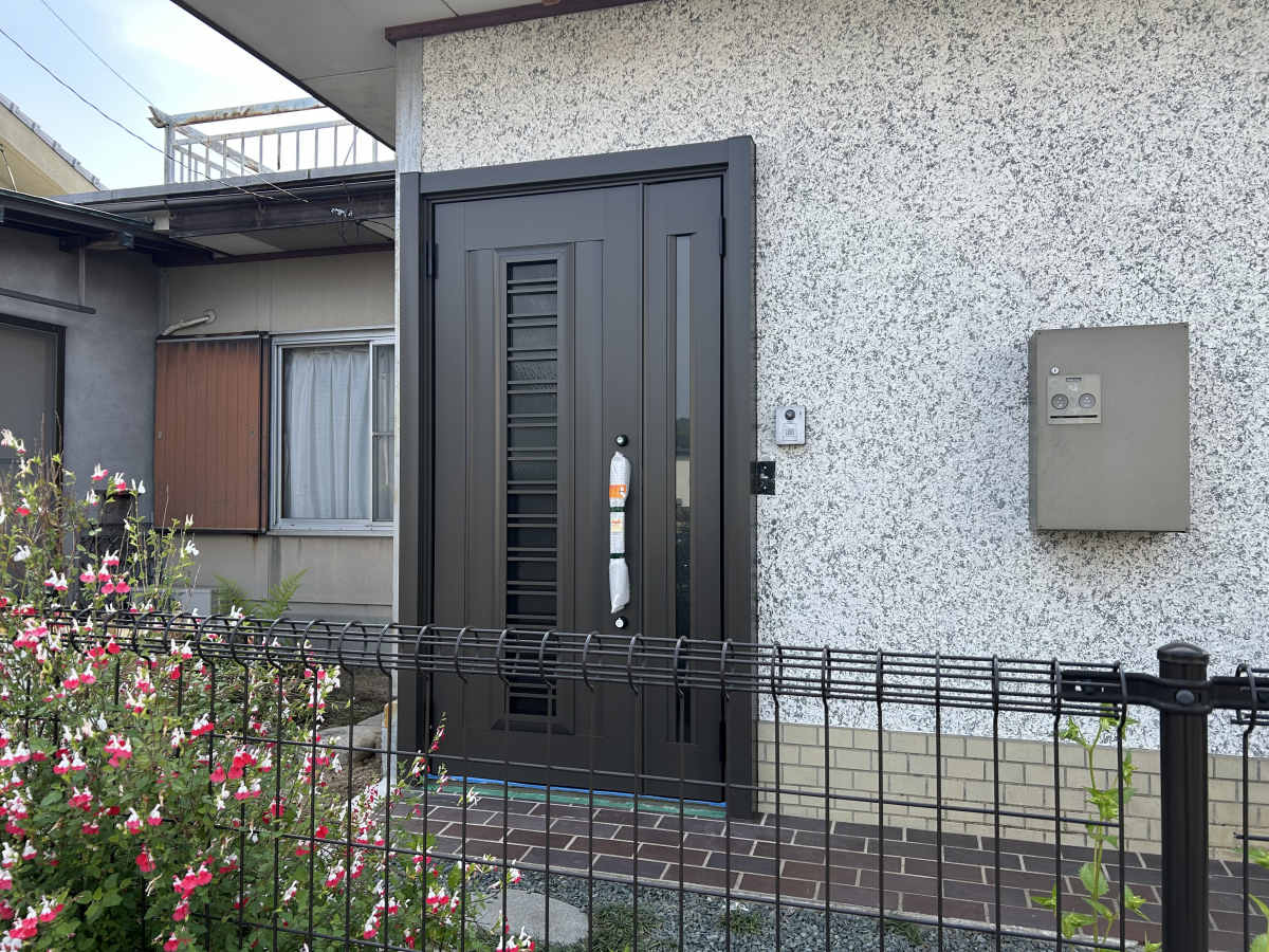 石鎚住器のリシェント玄関ドアの施工後の写真1