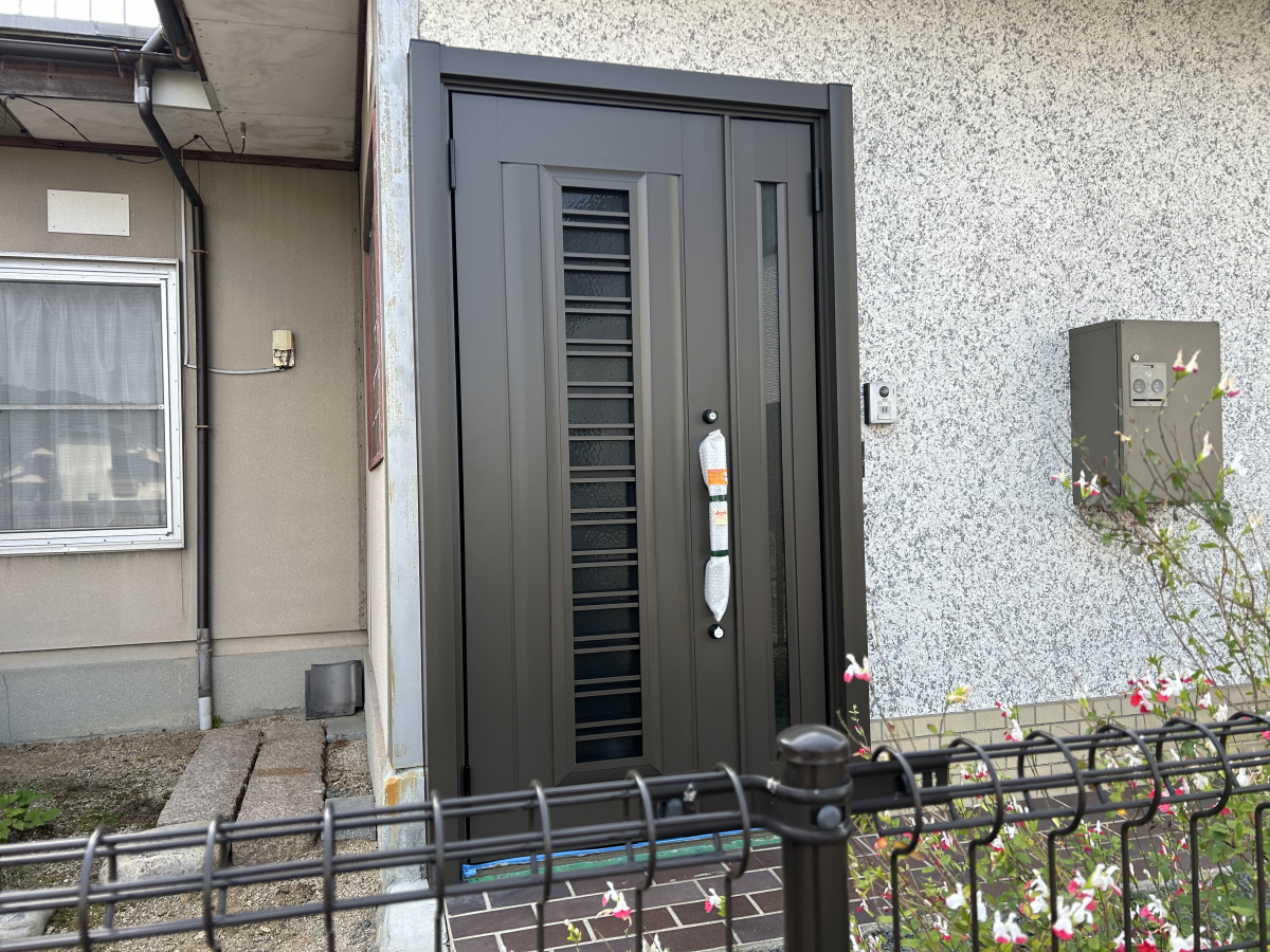 石鎚住器のリシェント玄関ドアの施工後の写真2