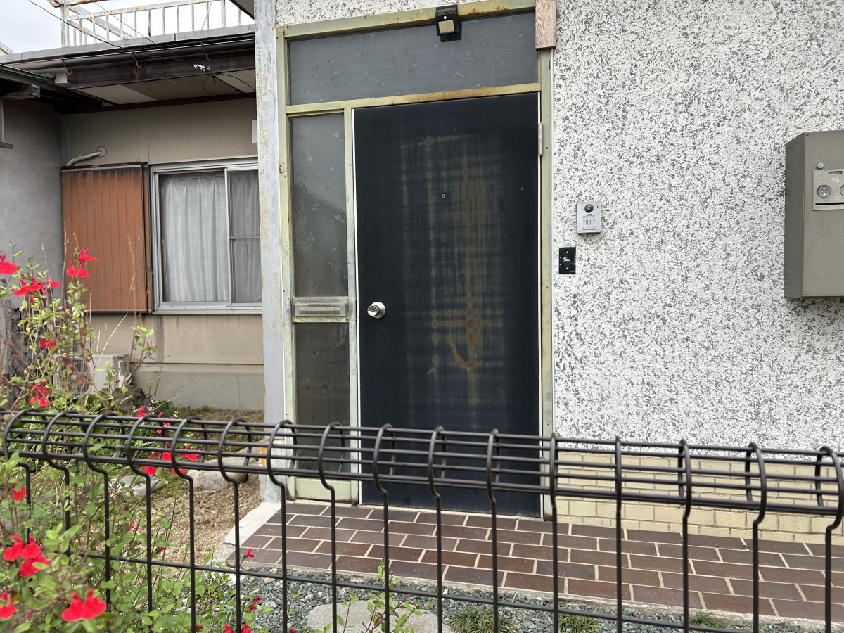 石鎚住器のリシェント玄関ドアの施工前の写真1