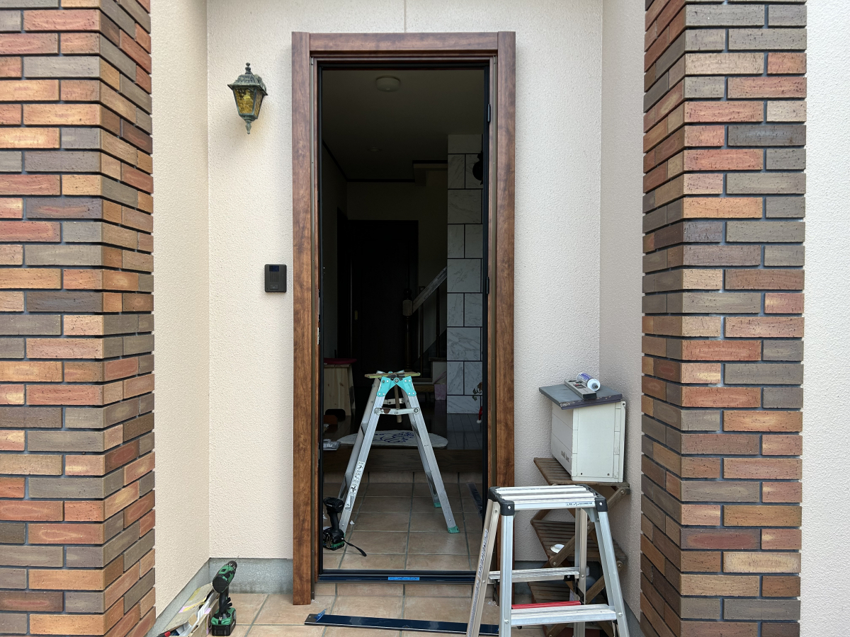 石鎚住器の玄関ドア交換リシェントの施工前の写真3