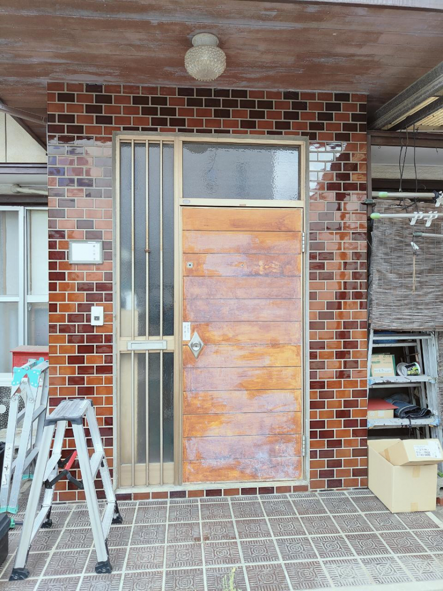 石鎚住器の玄関リフォーム工事の施工前の写真1
