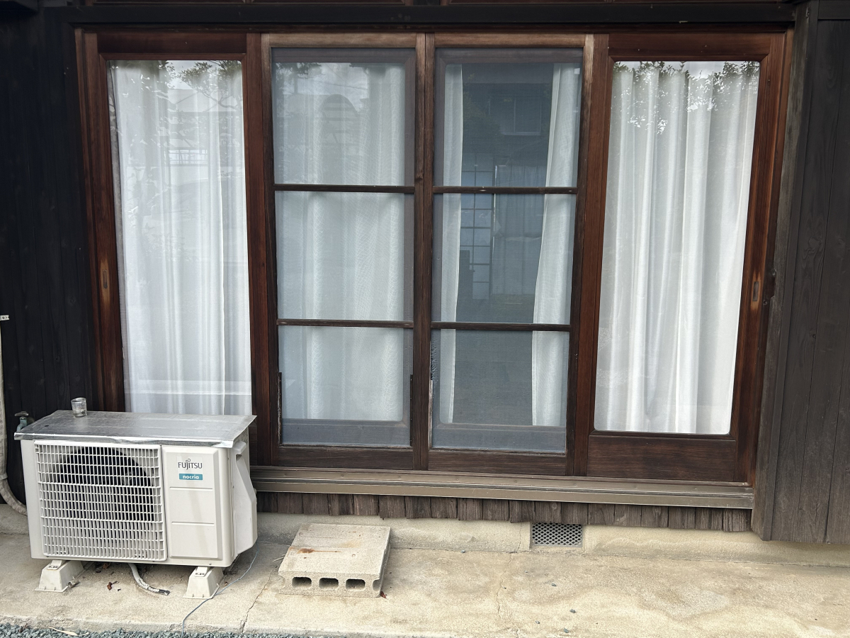 石鎚住器の外窓交換の施工前の写真1