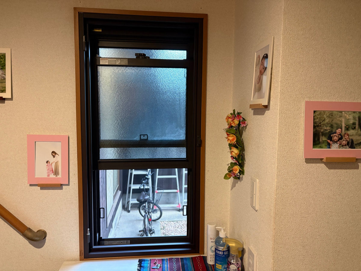 石鎚住器の玄関ホール内窓の施工前の写真1