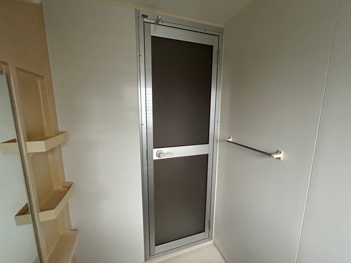 石鎚住器の浴室ドアカバー工法の施工後の写真1