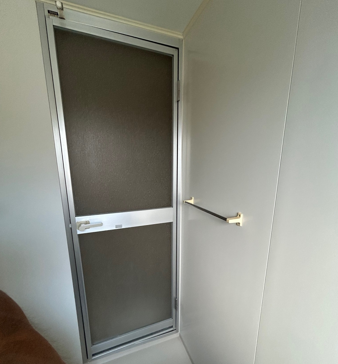 石鎚住器の浴室ドアカバー工法の施工前の写真1