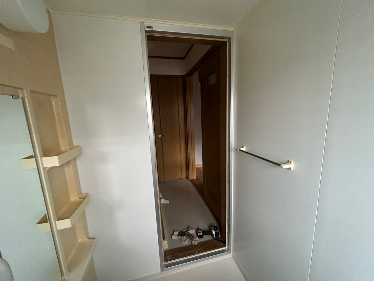 石鎚住器の浴室ドアカバー工法の施工前の写真2