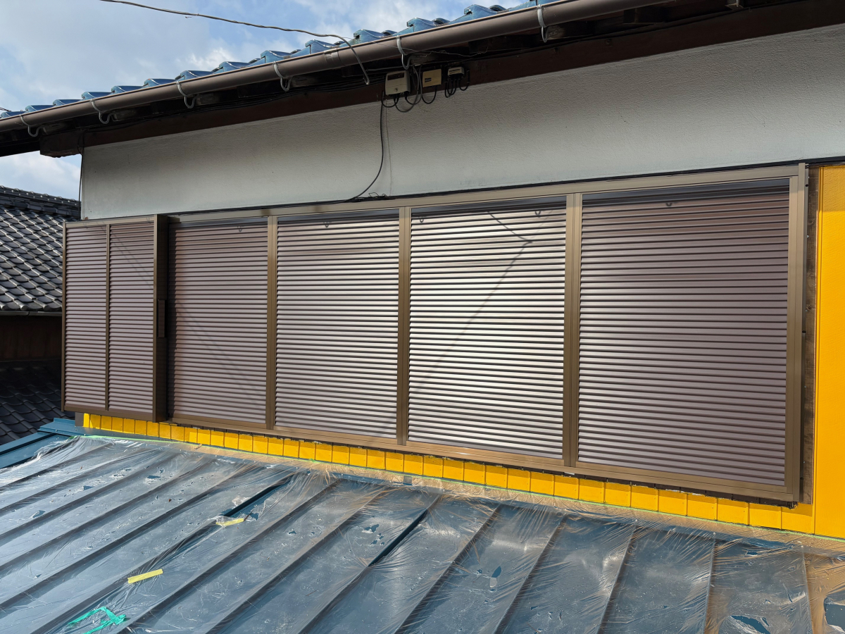 石鎚住器の後付け雨戸の施工後の写真1