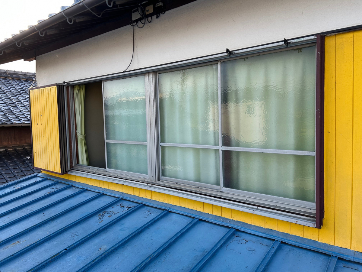 石鎚住器の後付け雨戸の施工前の写真1