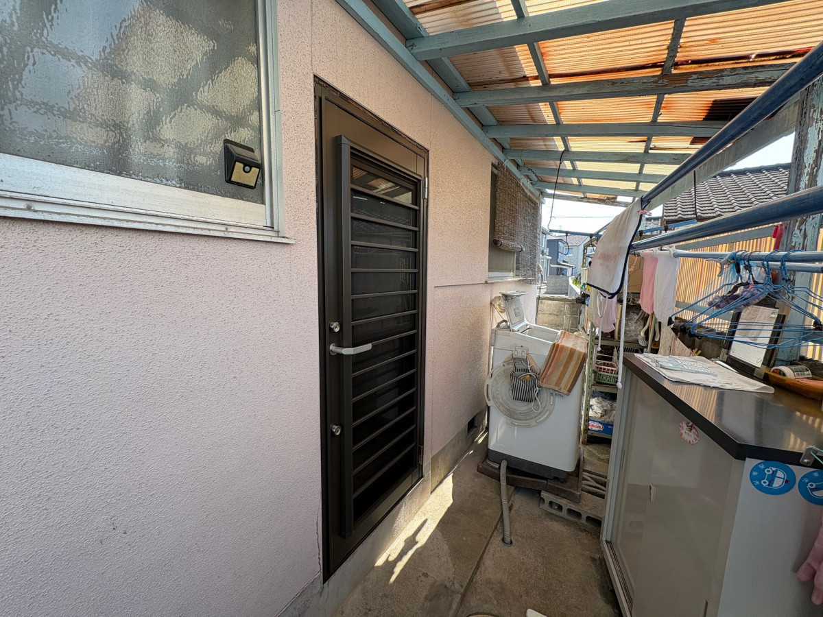 石鎚住器の勝手口リフォームリシェント勝手口ドアの施工後の写真1
