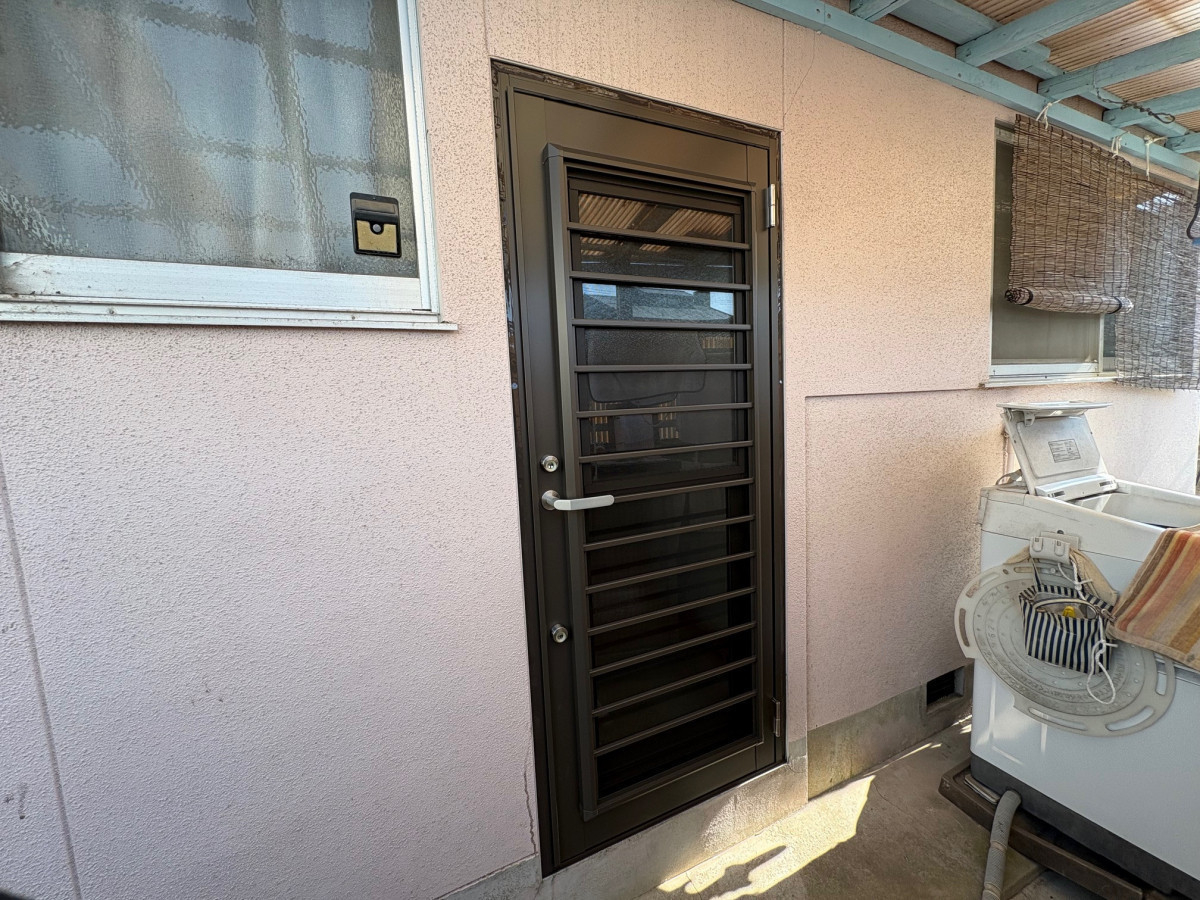 石鎚住器の勝手口リフォームリシェント勝手口ドアの施工後の写真3