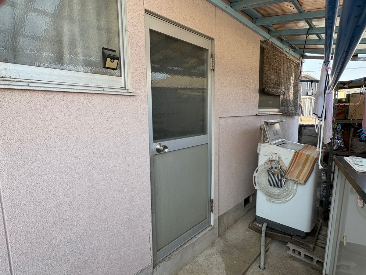 石鎚住器の勝手口リフォームリシェント勝手口ドアの施工前の写真1