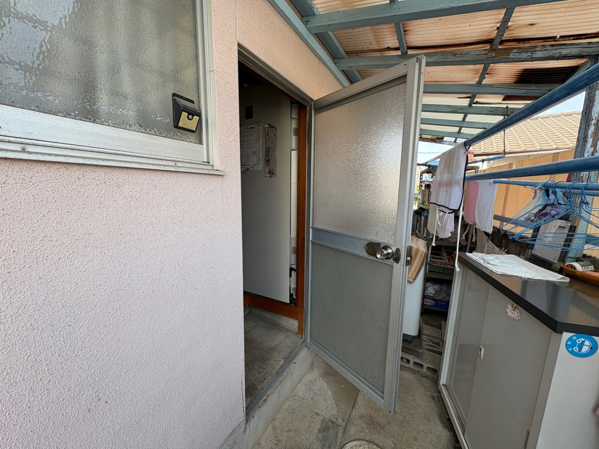 石鎚住器の勝手口リフォームリシェント勝手口ドアの施工前の写真2