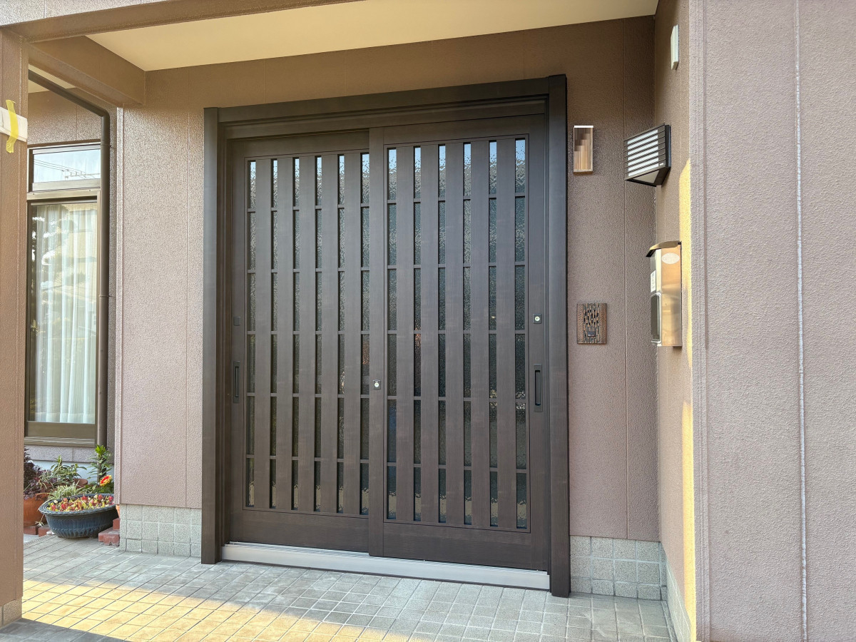 石鎚住器の和モダンな玄関引戸に交換‼の施工後の写真1