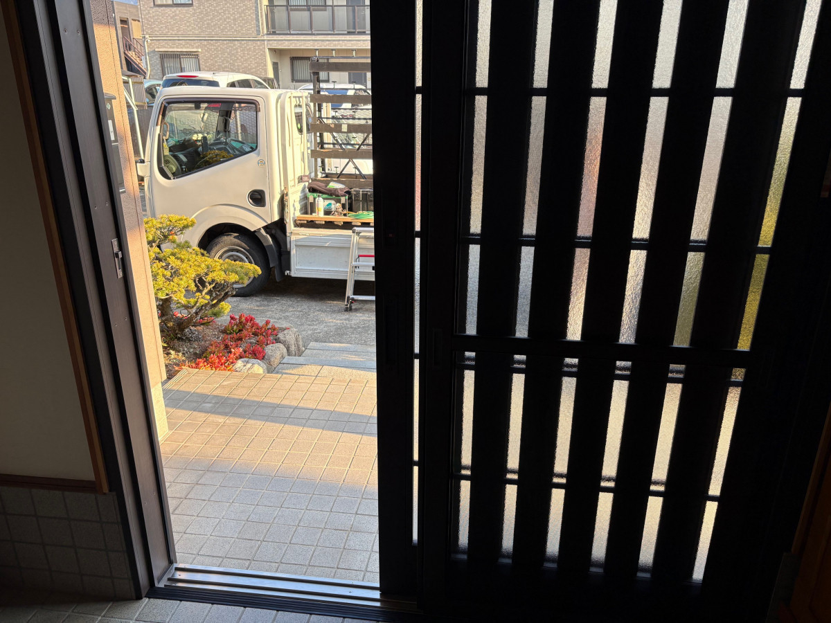 石鎚住器の和モダンな玄関引戸に交換‼の施工後の写真3