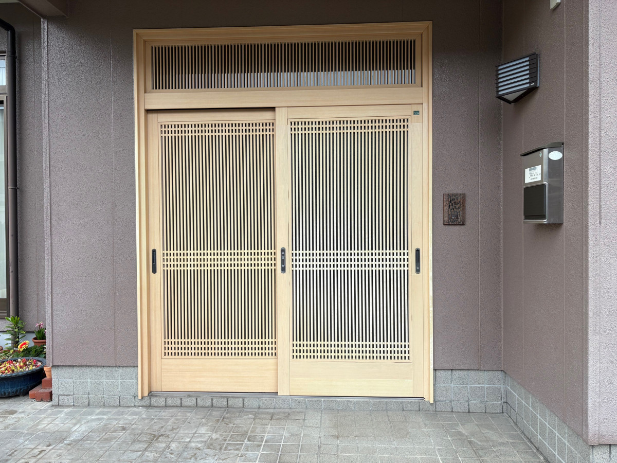 石鎚住器の和モダンな玄関引戸に交換‼の施工前の写真1