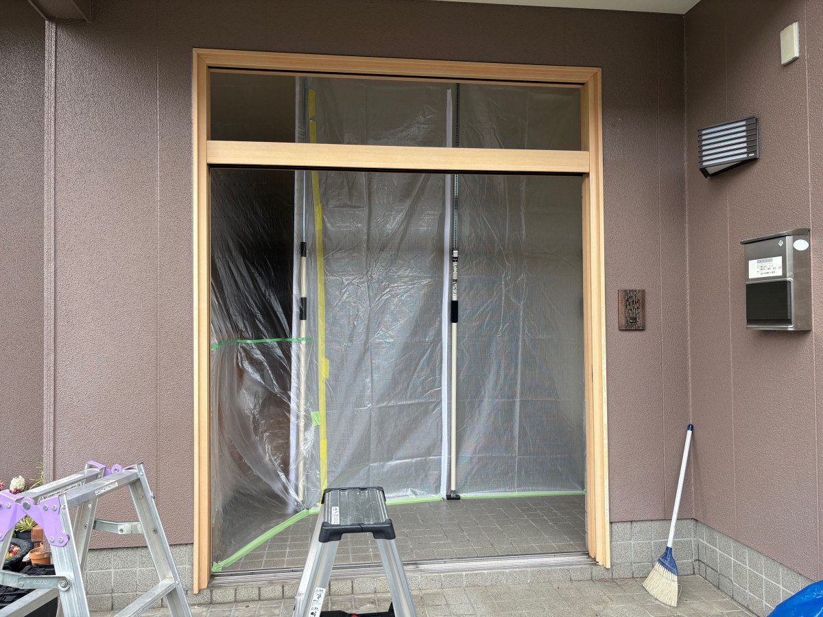 石鎚住器の和モダンな玄関引戸に交換‼の施工前の写真2
