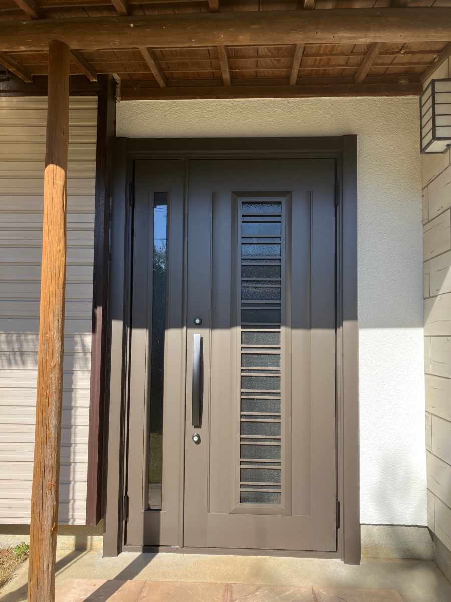 とりい建具の玄関ドア取替　カバー工法の施工後の写真1