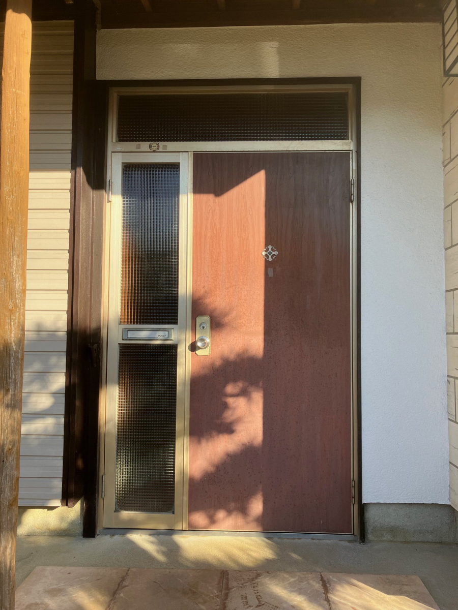 とりい建具の玄関ドア取替　カバー工法の施工前の写真1