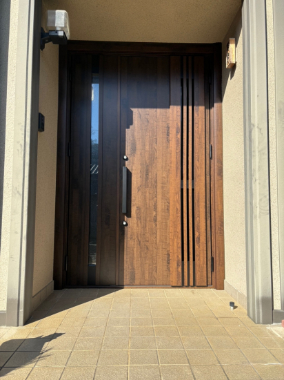 とりい建具のカバー工法　玄関ドア取替施工事例写真1