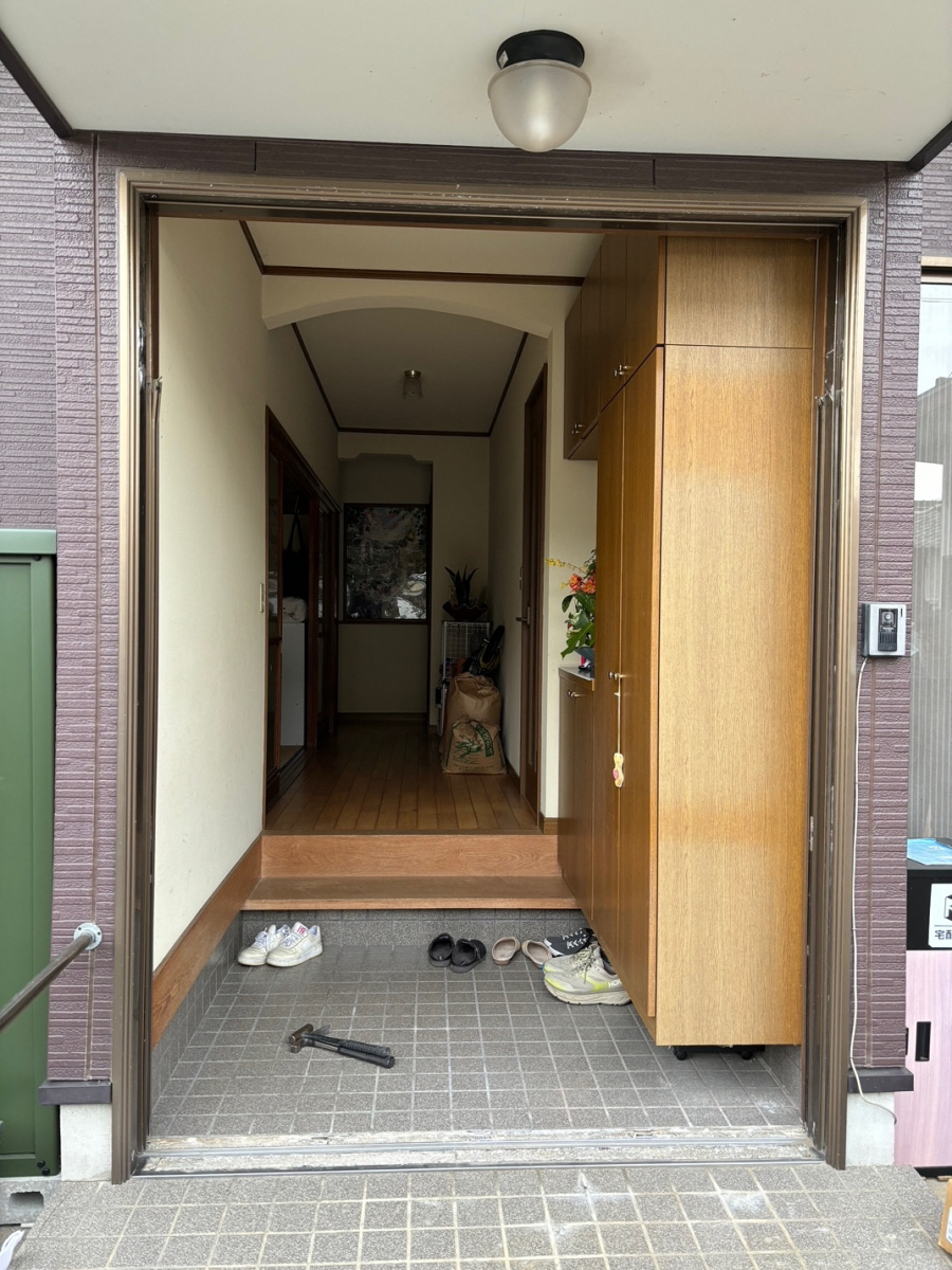 とりい建具の玄関引戸取替（カバー工法）の施工前の写真2