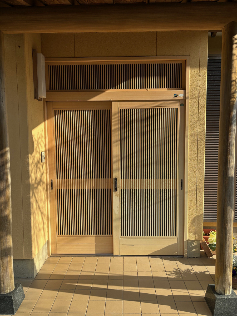 とりい建具の玄関引戸（カバー工法）の施工前の写真1