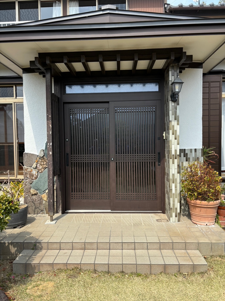とりい建具の玄関引戸 取替の施工後の写真1