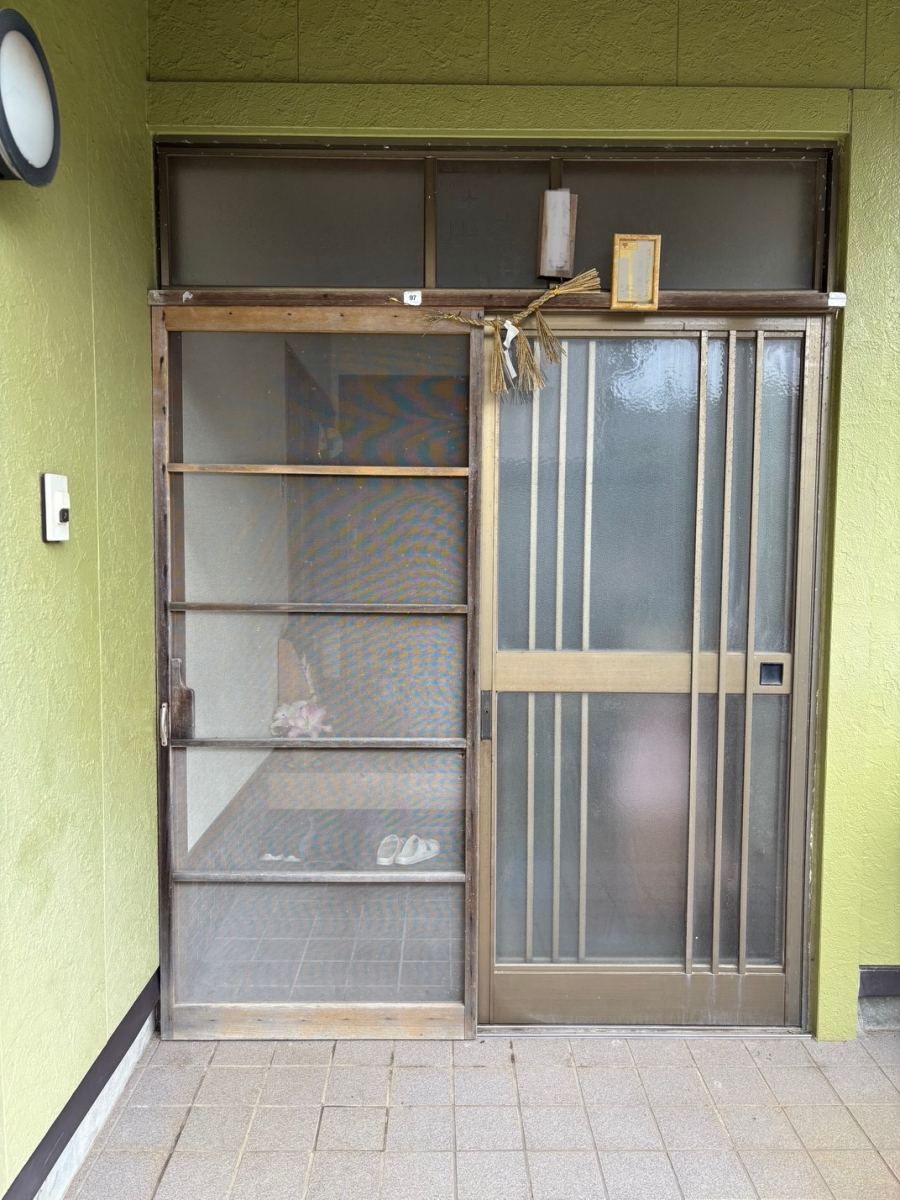 とりい建具の玄関カバー工法の施工前の写真1