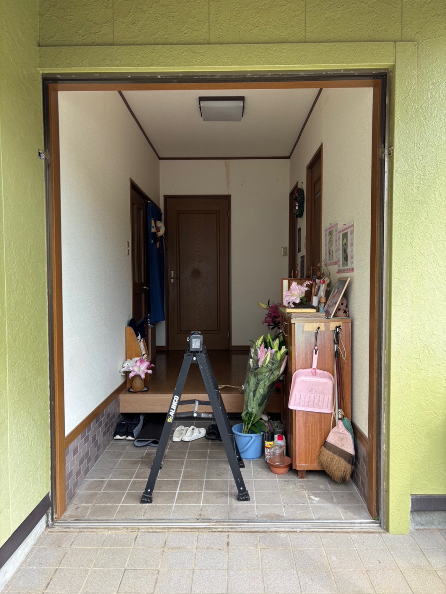 とりい建具の玄関カバー工法の施工前の写真2