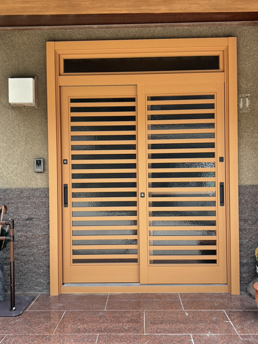 とりい建具の玄関リフォームの新常識! カバー工法で手軽に美しくの施工後の写真1