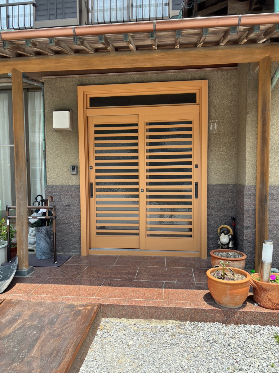 とりい建具の玄関リフォームの新常識! カバー工法で手軽に美しくの施工後の写真2