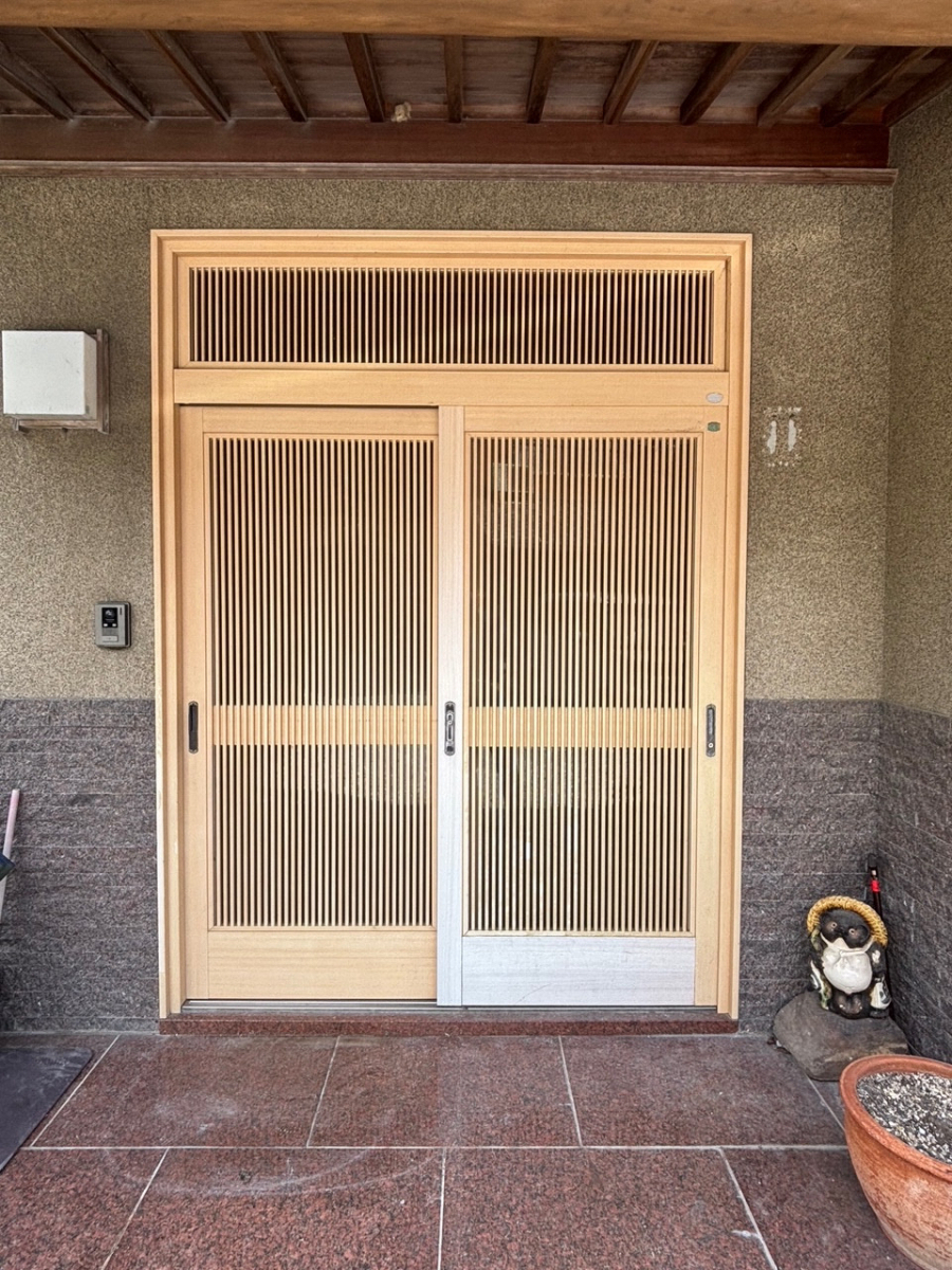 とりい建具の玄関リフォームの新常識! カバー工法で手軽に美しくの施工前の写真1