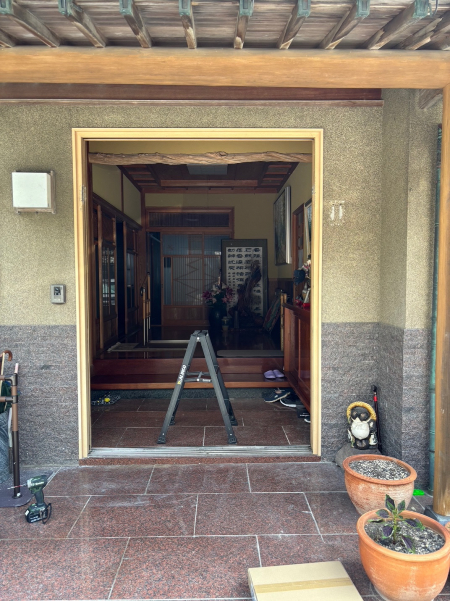 とりい建具の玄関リフォームの新常識! カバー工法で手軽に美しくの施工前の写真2