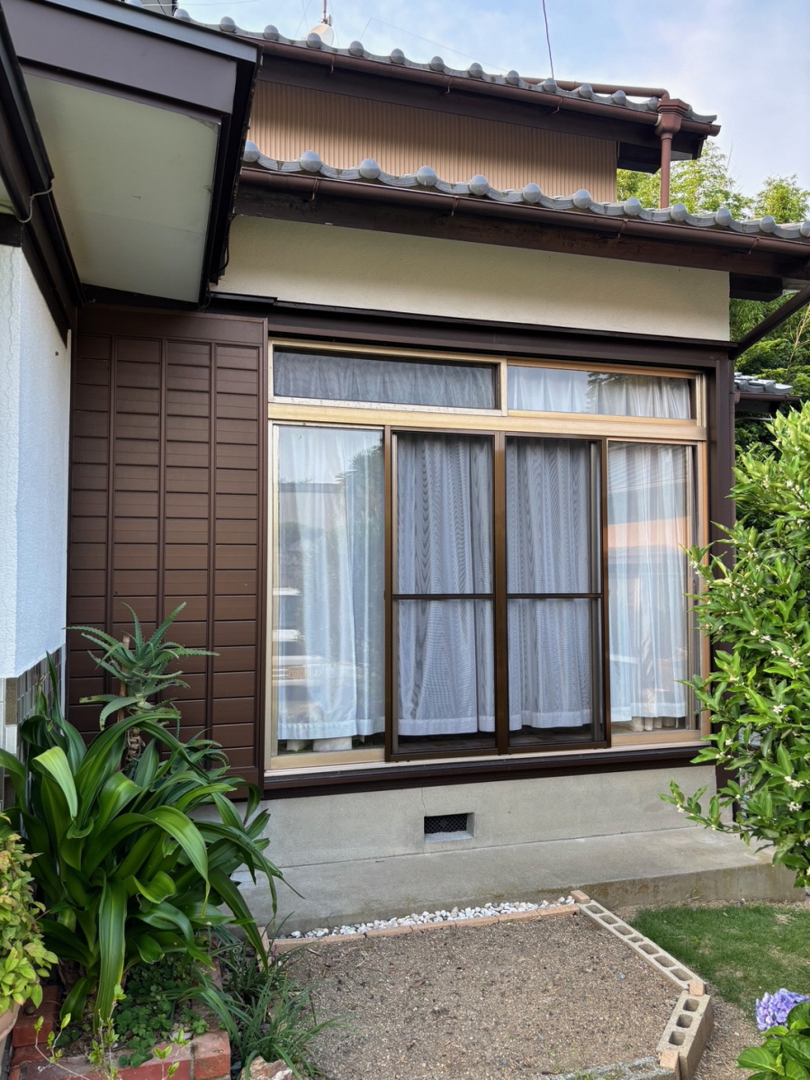 とりい建具の古いサッシをカバー工法で一新！快適な住まいへの施工前の写真1