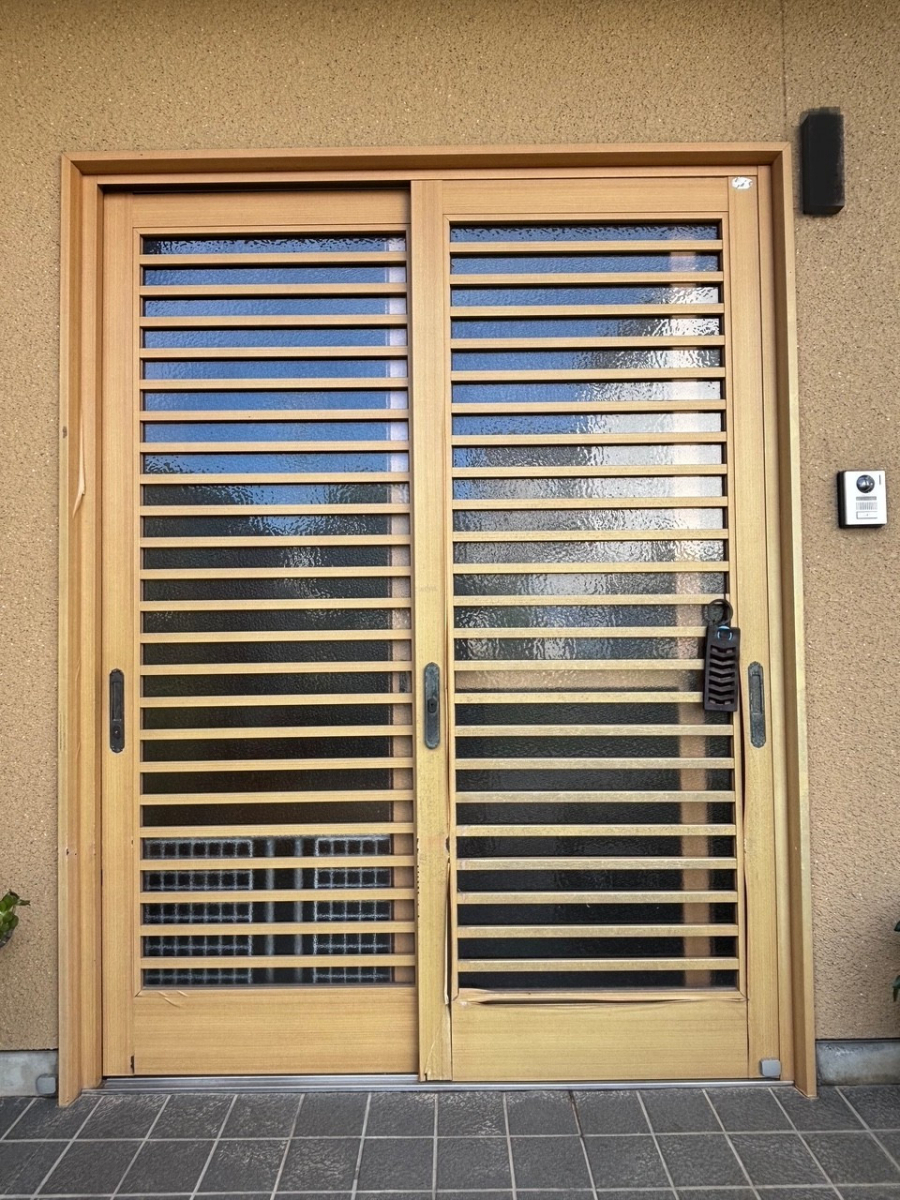 とりい建具の毎日の悩みを解決。玄関カバー工法。の施工前の写真1