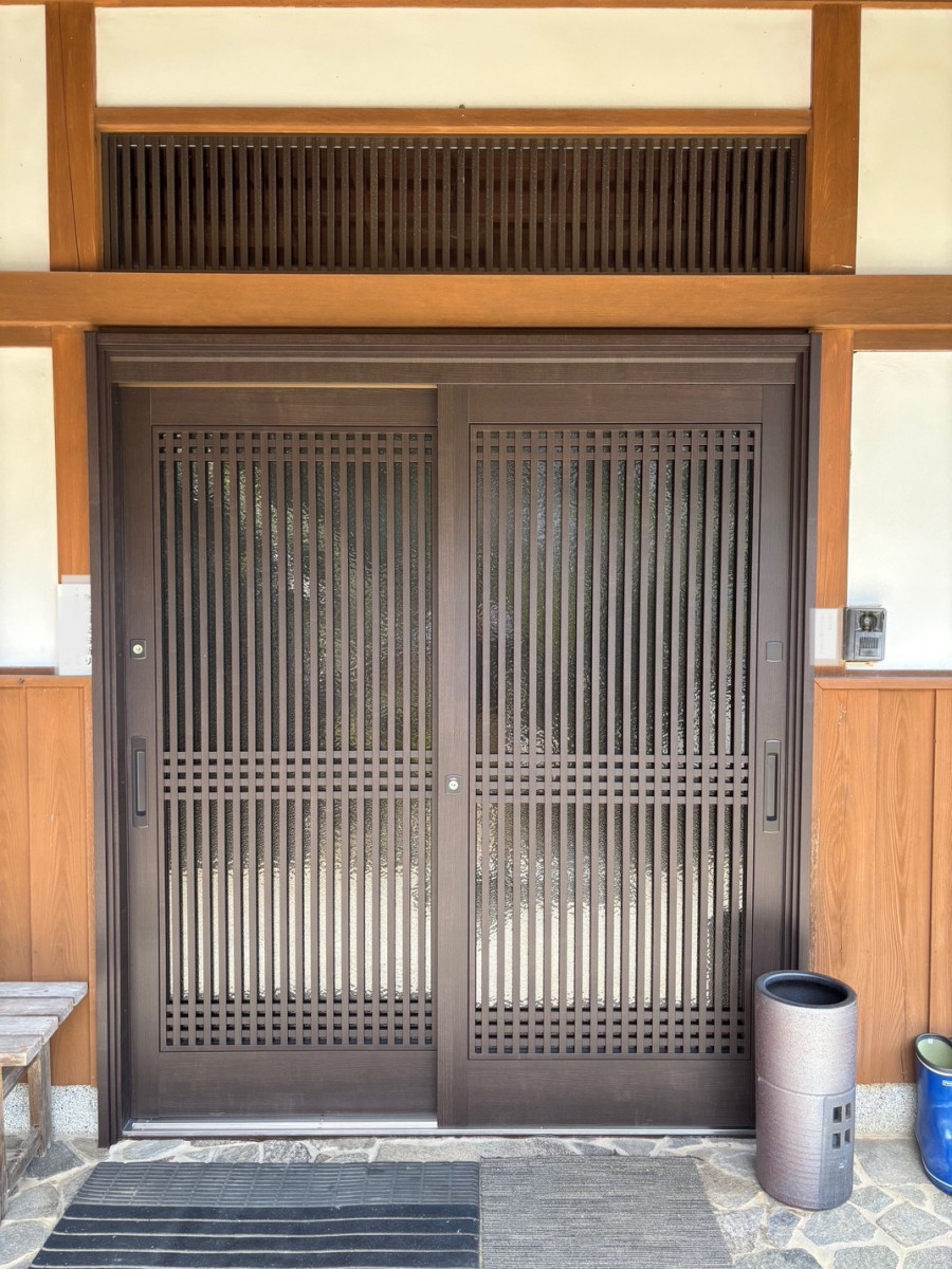 とりい建具の引き分け玄関引戸もカバー工法で取替の施工後の写真1