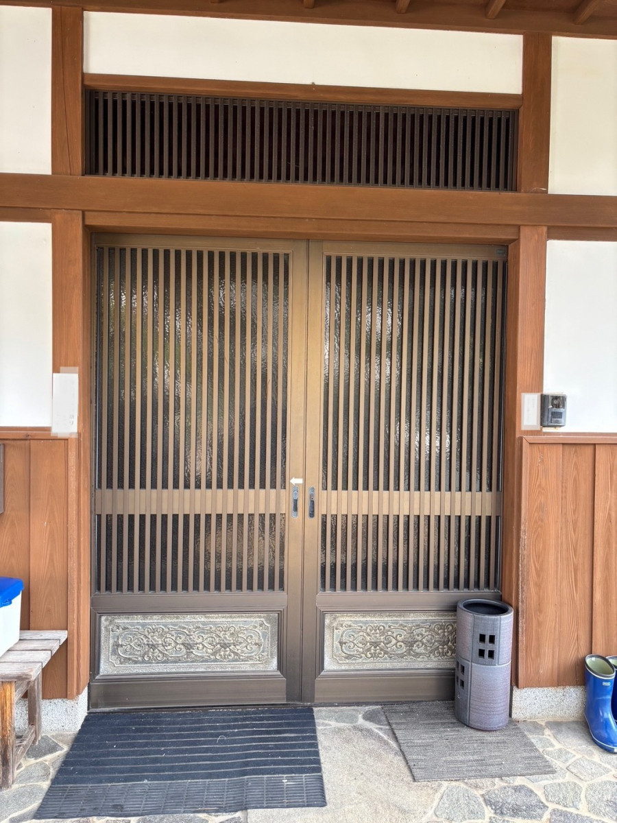 とりい建具の引き分け玄関引戸もカバー工法で取替の施工前の写真1