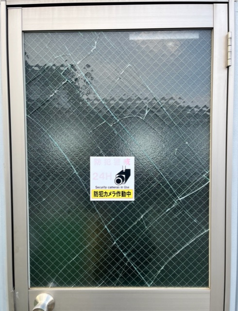 Kーアルミの網入りガラスの割れ替えの施工前の写真1