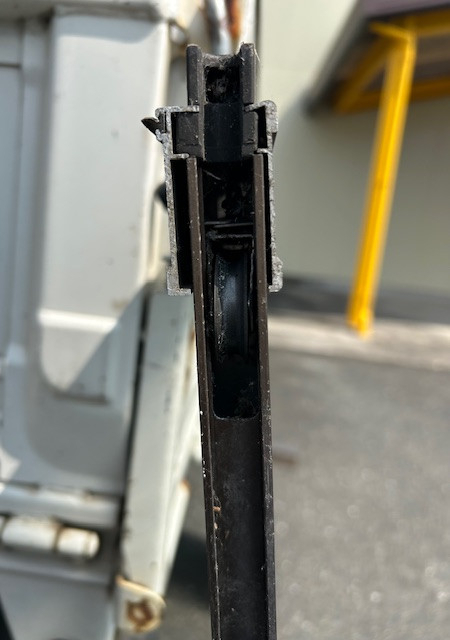 Kーアルミの引き戸の戸車交換の施工前の写真2