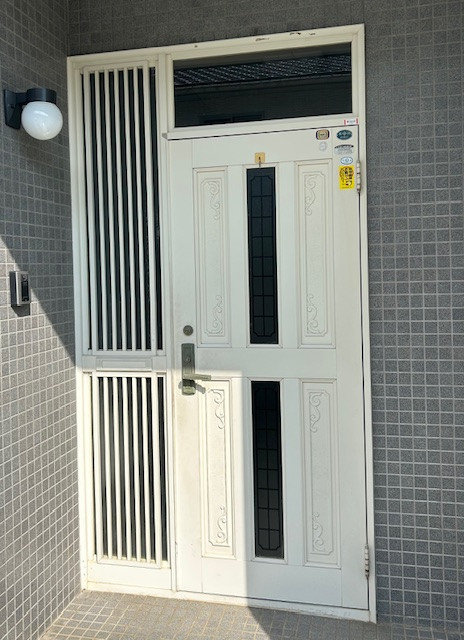 Kーアルミのリシェント玄関ドア工事をさせていただきましたの施工前の写真1