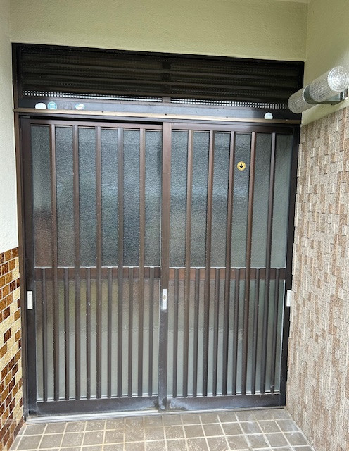 Kーアルミのリシェント玄関引き戸工事をさせていただきましたの施工前の写真1